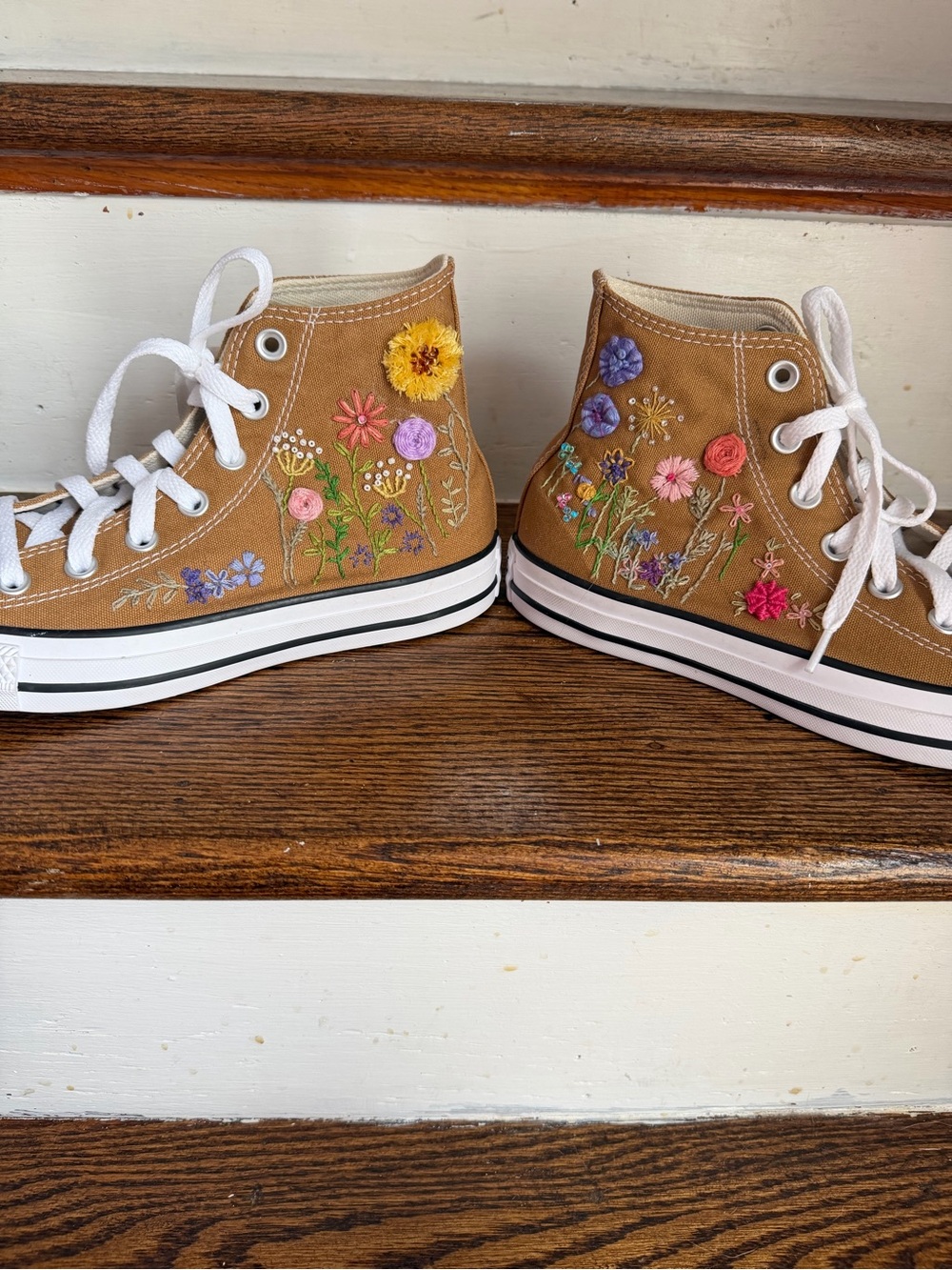 Tan Converse High Tops w Floral Embroidery - 7.5 - Picture 4 of 8